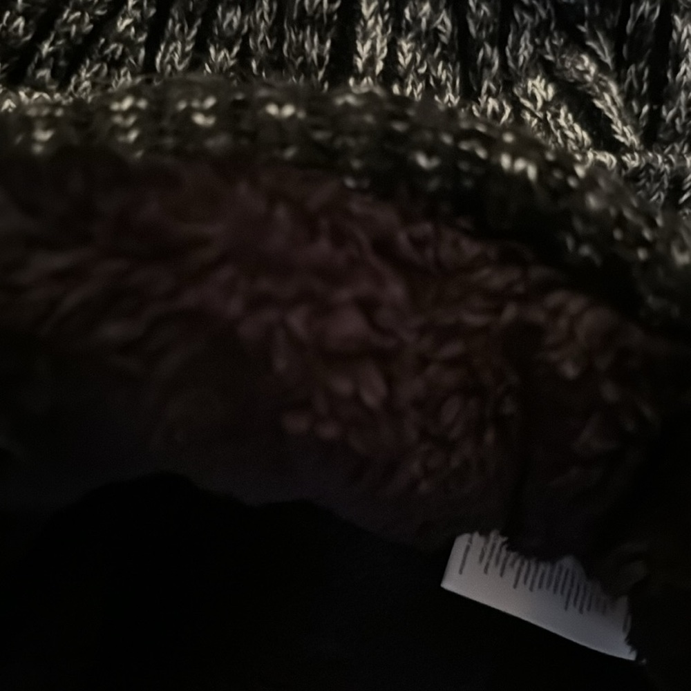 lululemon Textured Fleece-Lined Knit Beanie - Picture 7 of 7
